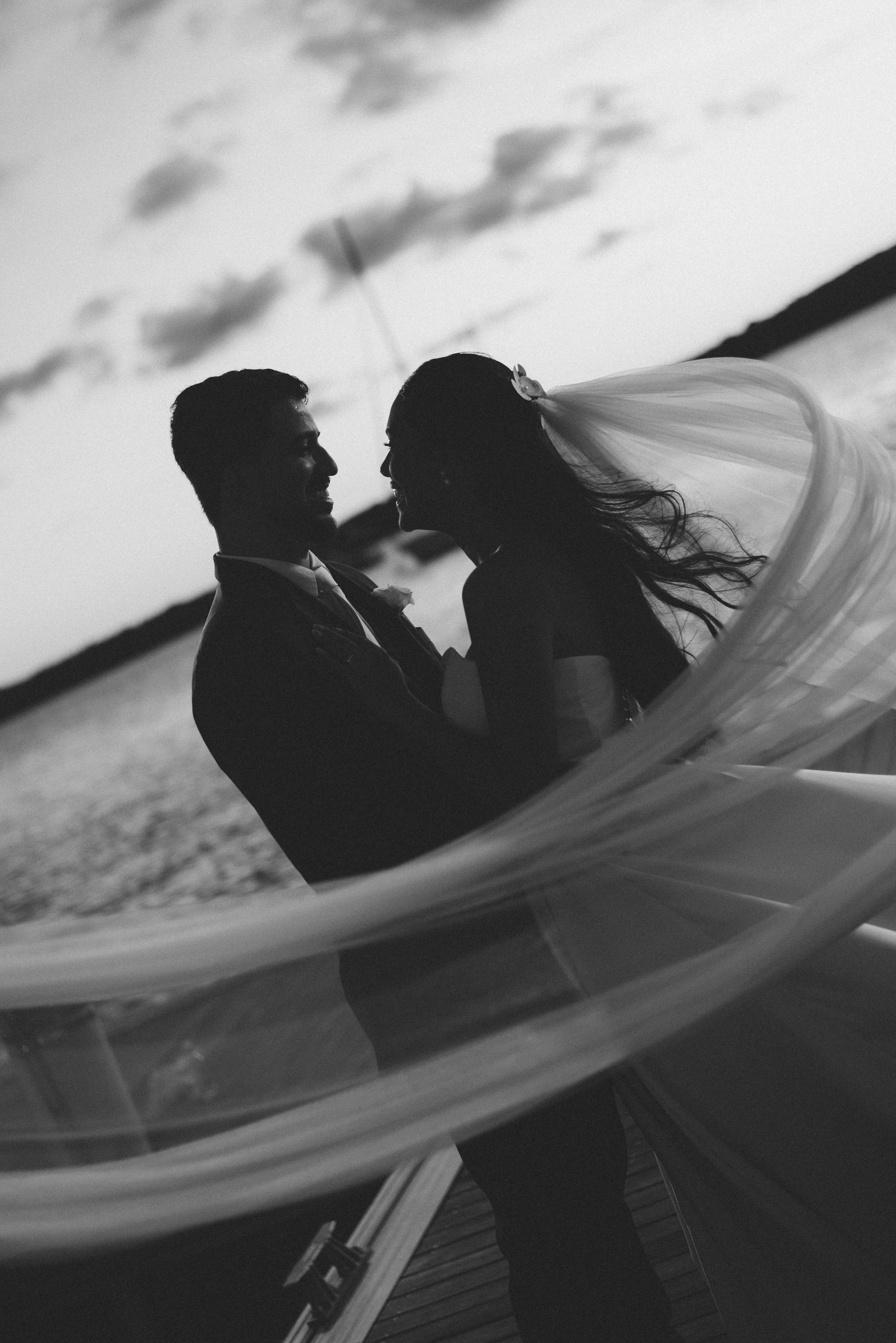 Fotografia em preto e branco de casal no casamento